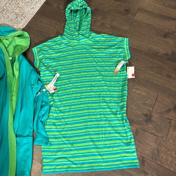 Vintage - 92 -Vibrant Striped top with Hood - Picture 5 of 6